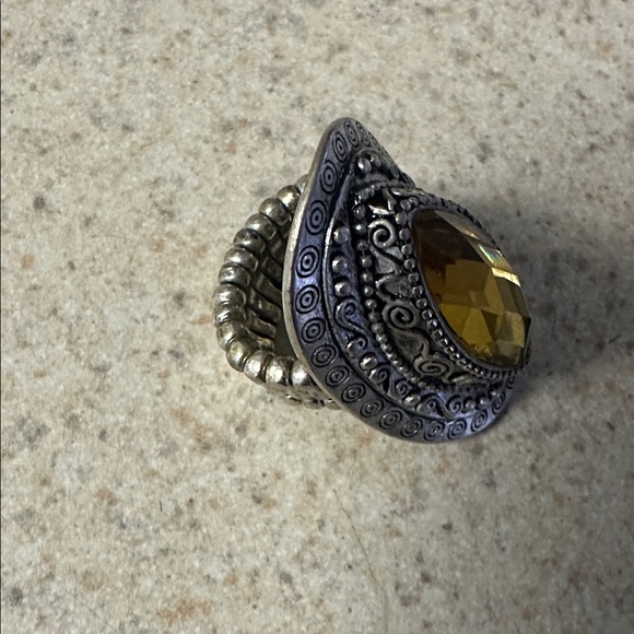 Vintage  Ring with Yellow Gemstone - Picture 2 of 5